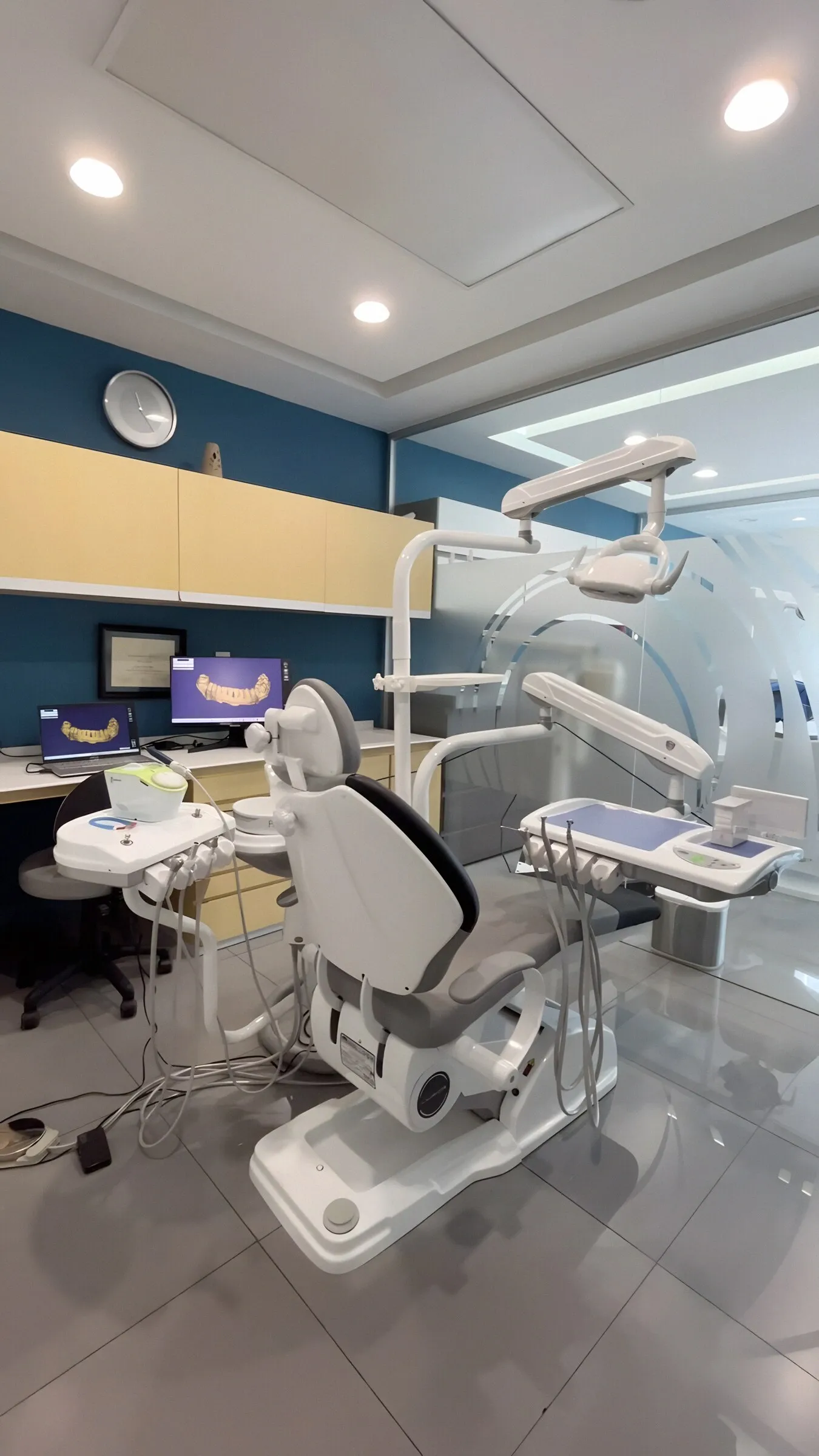 Sillón dental y lámpara en el consultorio